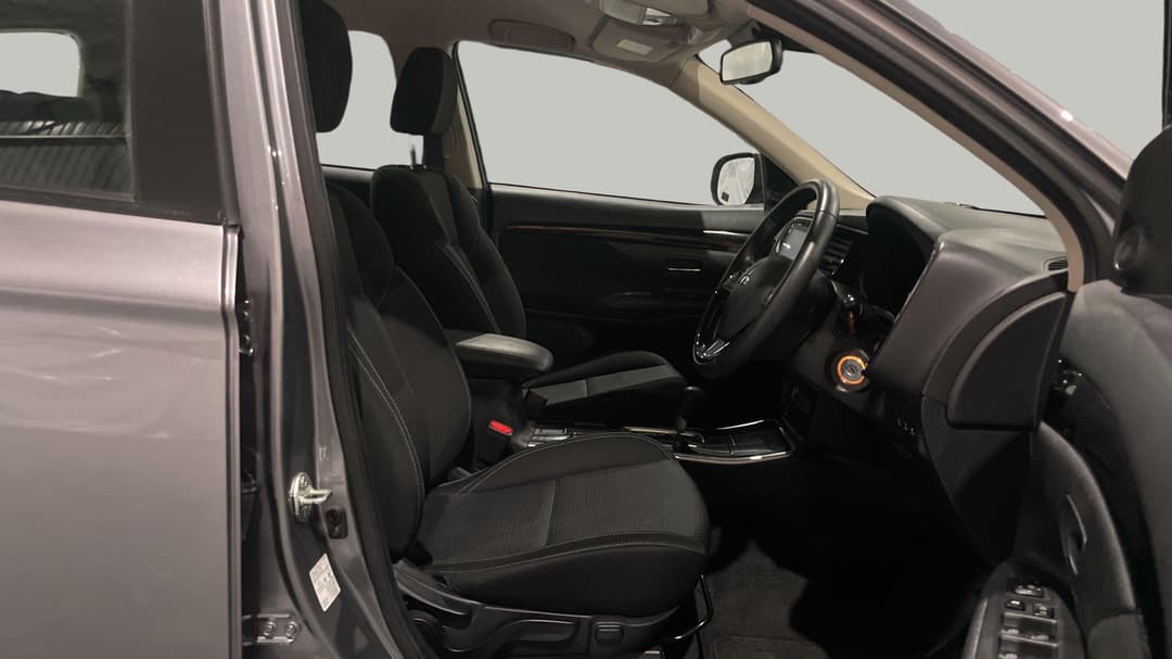 2020 Mitsubishi Outlander Es 7 Seat (2WD), Automatic, 100406 km, Right Side Front Door Cabin View