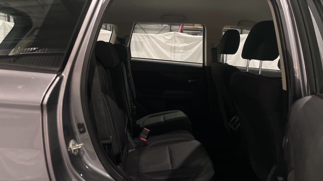 2020 Mitsubishi Outlander Es 7 Seat (2WD), Automatic, 100406 km, Right Side Rear Door Cabin View