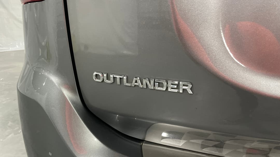2020 Mitsubishi Outlander Es 7 Seat (2WD), Automatic, 100406 km, Badge (Boot Left Side)