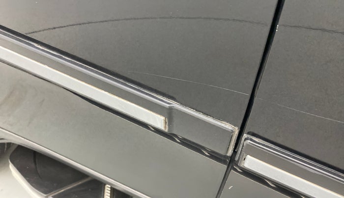2019 Mahindra XUV500 W7, Diesel, Manual, 70,236 km, Right rear door - Minor scratches