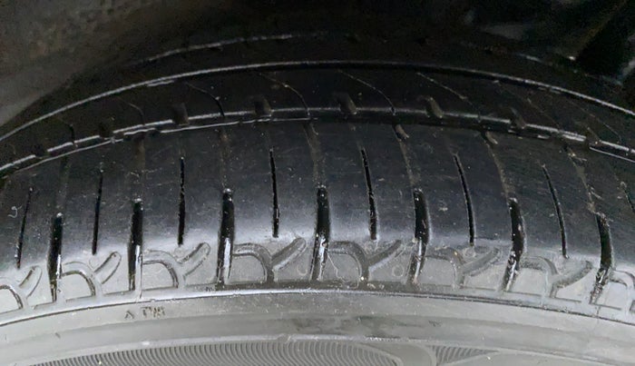 2011 Maruti Wagon R 1.0 VXI, CNG, Manual, 72,809 km, Right Front Tyre Tread