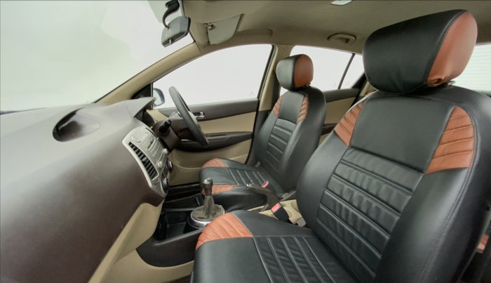 2011 Hyundai i20 MAGNA O 1.2, Petrol, Manual, 65,658 km, Right Side Front Door Cabin