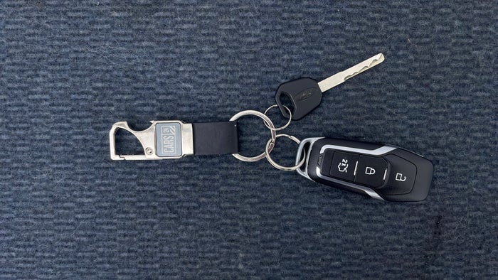 FORD EDGE-Key Close-up