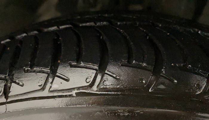 2016 Tata Bolt XM REVOTRON, Petrol, Manual, 58,358 km, Right Front Tyre Tread