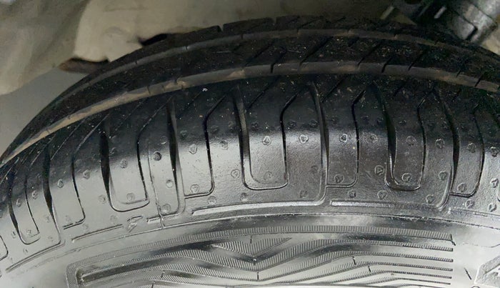 2015 Maruti Swift VXI D, Petrol, Manual, 36,671 km, Right Front Tyre Tread