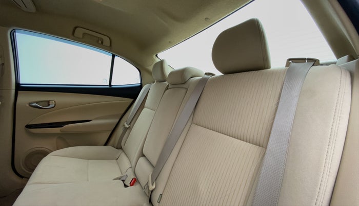 2018 Toyota YARIS V CVT, Petrol, Automatic, 59,938 km, Right Side Rear Door Cabin