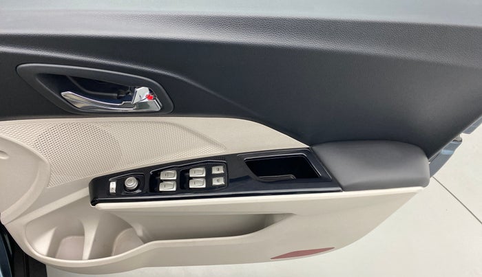 2021 Mahindra XUV300 W8(O), Diesel, Manual, 15,738 km, Driver Side Door Panels Control