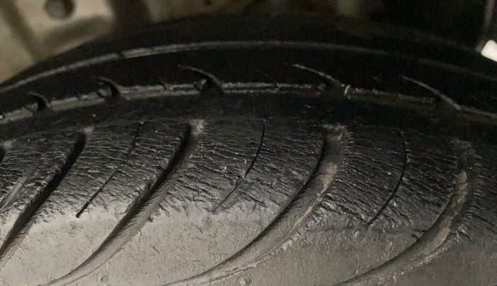 2016 Hyundai Eon MAGNA +, Petrol, Manual, 42,035 km, Left Rear Tyre Tread