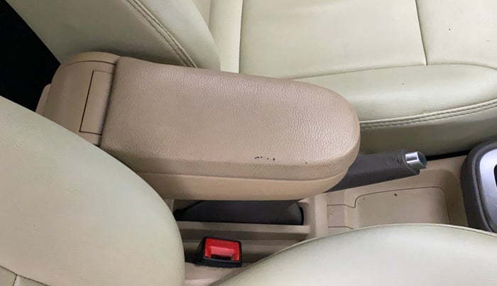 2016 Volkswagen Vento HIGHLINE PETROL AT, Petrol, Automatic, 91,853 km, Driver seat - Armrest has miinor damage