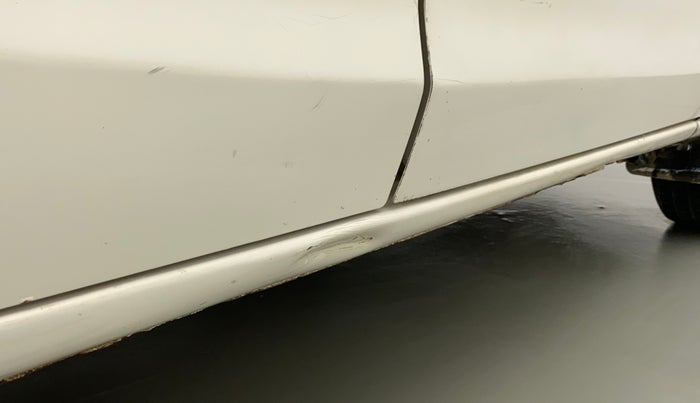 2013 Toyota Etios G, Petrol, Manual, 81,850 km, Right running board - Paint is slightly faded