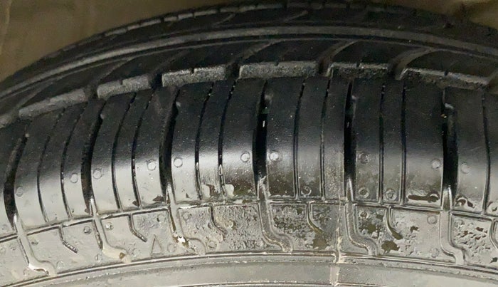 2018 Maruti Swift VXI, Petrol, Manual, 80,505 km, Right Front Tyre Tread
