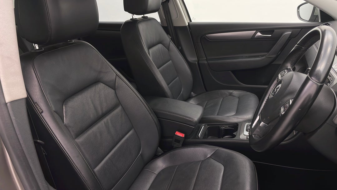 2014 Volkswagen Passat 118 Tsi, Automatic, 111884 km, Right Side Front Door Cabin View