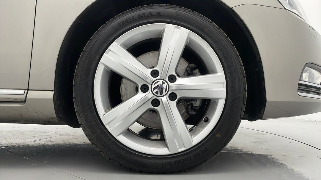 2014 Volkswagen Passat 118 Tsi, Automatic, 111884 km, Right Front Wheel