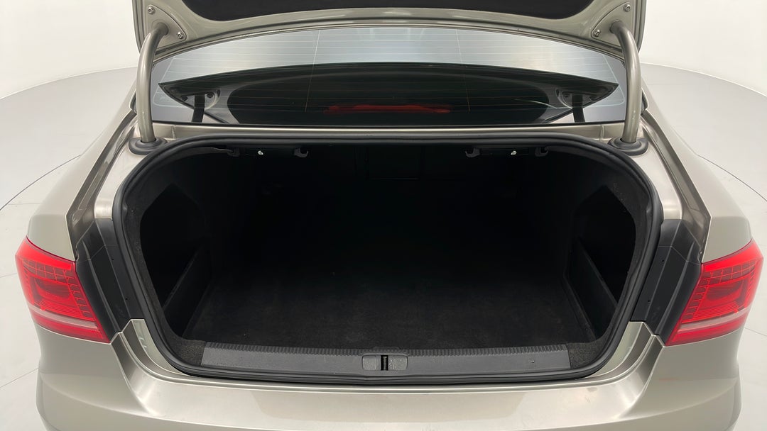 2014 Volkswagen Passat 118 Tsi, Automatic, 111884 km, Boot Inside View
