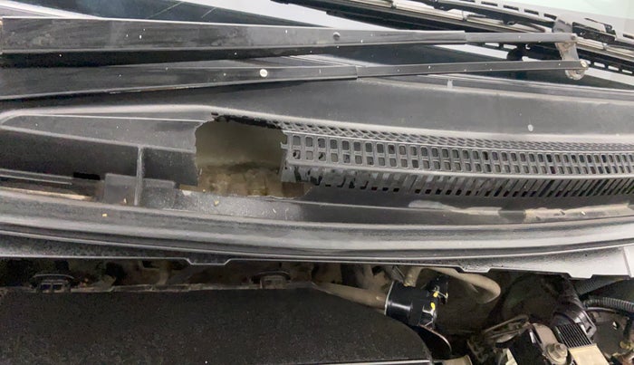 2011 Toyota Etios V, Petrol, Manual, 54,045 km, Bonnet (hood) - Cowl vent panel has minor damage