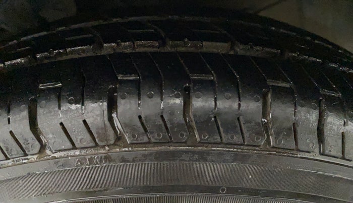 2011 Hyundai i10 SPORTZ 1.2 KAPPA2, Petrol, Manual, 63,670 km, Left Front Tyre Tread