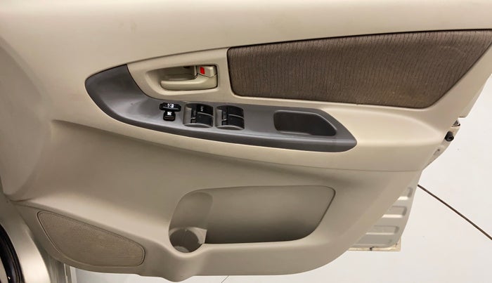 2012 Toyota Innova 2.5 GX 8 STR BS IV, Diesel, Manual, 1,70,571 km, Driver Side Door Panels Control