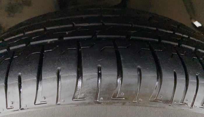 2012 Toyota Innova 2.5 GX 8 STR BS IV, Diesel, Manual, 1,70,571 km, Left Front Tyre Tread