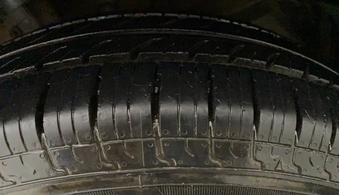 2016 Maruti Swift VXI, Petrol, Manual, 38,973 km, Left Rear Tyre Tread