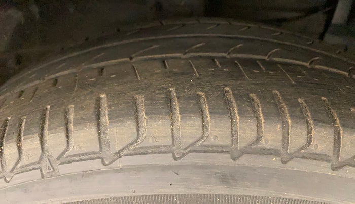 2019 Maruti Ciaz ALPHA DIESEL 1.5, Diesel, Manual, 1,22,864 km, Right Front Tyre Tread