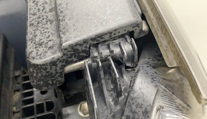 2019 Maruti Ciaz ALPHA DIESEL 1.5, Diesel, Manual, 1,22,864 km, Left headlight - Clamp has minor damage