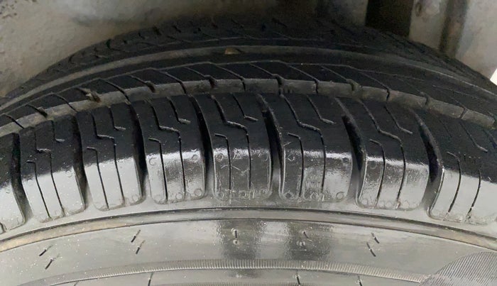 2013 Maruti Swift Dzire VXI, Petrol, Manual, 91,339 km, Left Rear Tyre Tread
