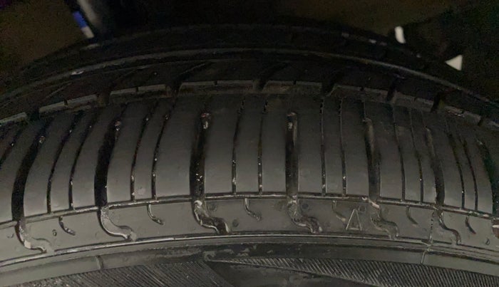 2016 Maruti Baleno DELTA DIESEL 1.3, Diesel, Manual, 56,967 km, Left Front Tyre Tread