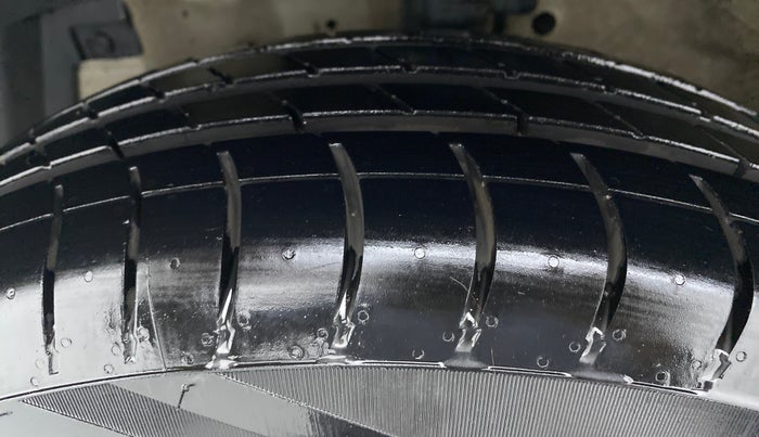 2015 Maruti Swift VXI D, CNG, Manual, 1,01,982 km, Left Front Tyre Tread