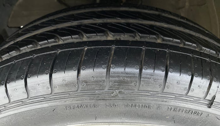2018 Maruti Swift ZXI D, Petrol, Manual, 36,390 km, Left Front Tyre Tread