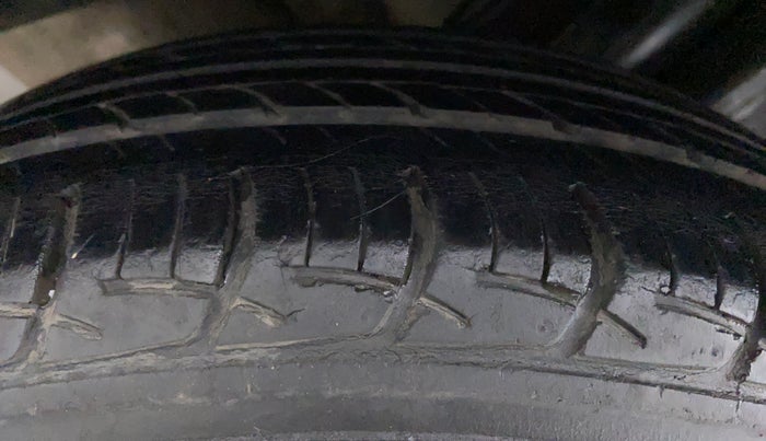 2017 Maruti Ciaz  ZDI SHVS, Diesel, Manual, 95,099 km, Left Front Tyre Tread