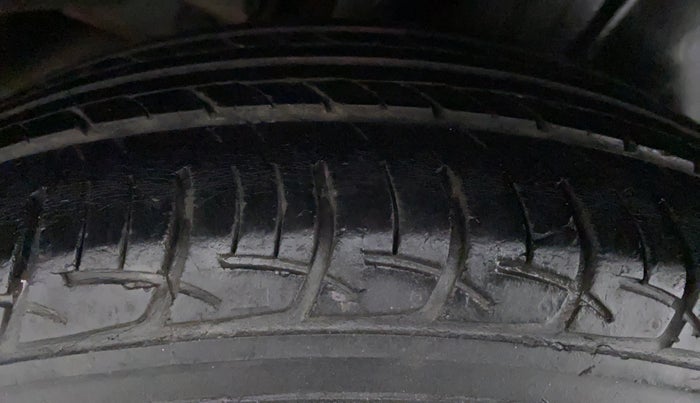 2017 Maruti Ciaz  ZDI SHVS, Diesel, Manual, 95,099 km, Right Rear Tyre Tread