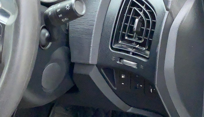 2018 Mahindra XUV500 W7 AT, Diesel, Automatic, 64,689 km, Dashboard - Headlight height adjustment not working