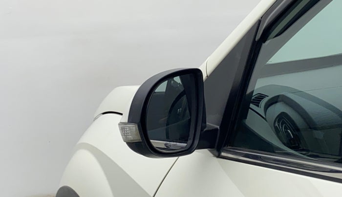 2018 Mahindra XUV500 W7 AT, Diesel, Automatic, 64,689 km, Left rear-view mirror - Indicator light not working