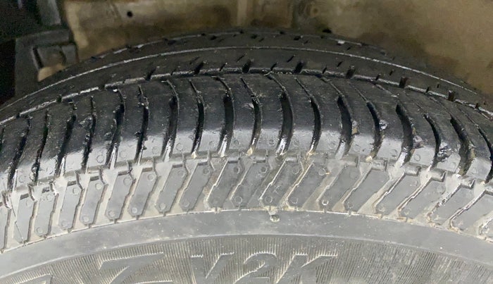 2014 Maruti Swift Dzire VXI, CNG, Manual, 83,711 km, Left Front Tyre Tread