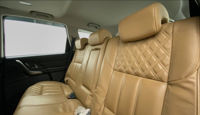 2019 Mahindra XUV500 W11, Diesel, Manual, 32,204 km, Right Side Rear Door Cabin