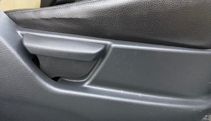 2016 Hyundai Eon ERA PLUS, Petrol, Manual, 30,930 km, Driver Side Adjustment Panel