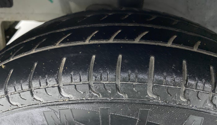 2016 Hyundai Eon ERA PLUS, Petrol, Manual, 30,930 km, Left Front Tyre Tread