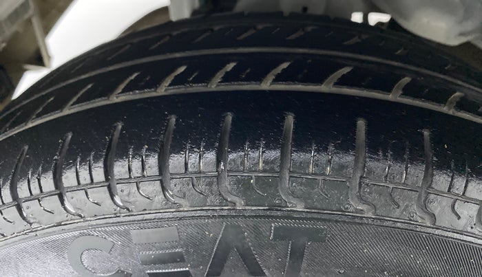 2016 Hyundai Eon ERA PLUS, Petrol, Manual, 30,930 km, Right Rear Tyre Tread