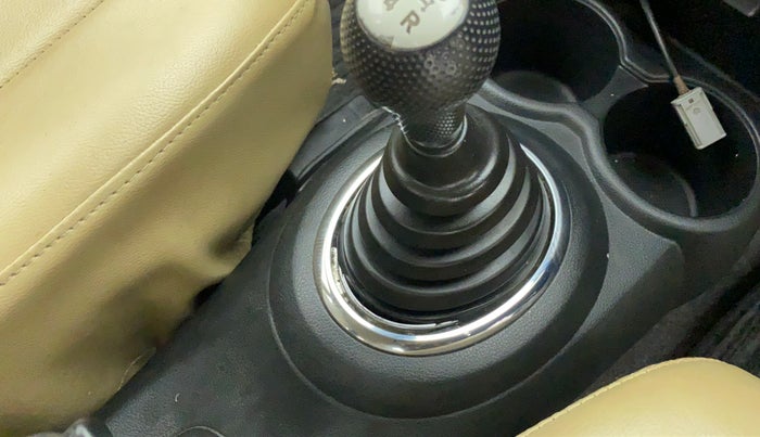 2015 Honda Amaze 1.2 SMT I VTEC, Petrol, Manual, 31,420 km, Gear lever - Boot cover slightly torn