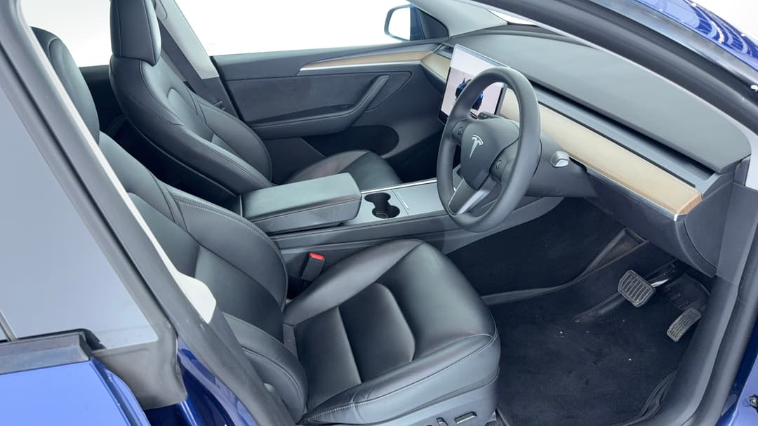 2024 Tesla Model Y Rear-wheel Drive, Automatic, 58309 km, Right Side Front Door Cabin View