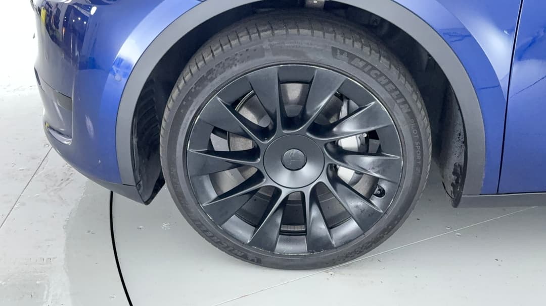 2024 Tesla Model Y Rear-wheel Drive, Automatic, 58309 km, Left Front Wheel