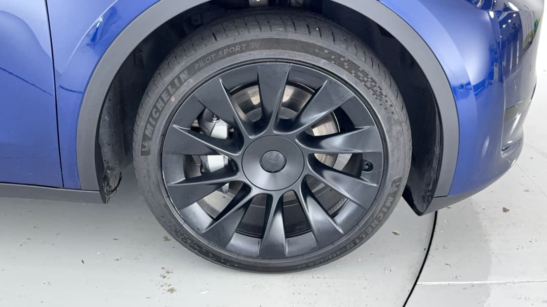 2024 Tesla Model Y Rear-wheel Drive, Automatic, 58309 km, Right Front Wheel