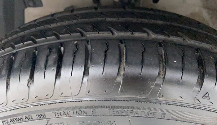 2015 Maruti Swift VDI ABS, Diesel, Manual, 82,485 km, Left Front Tyre Tread