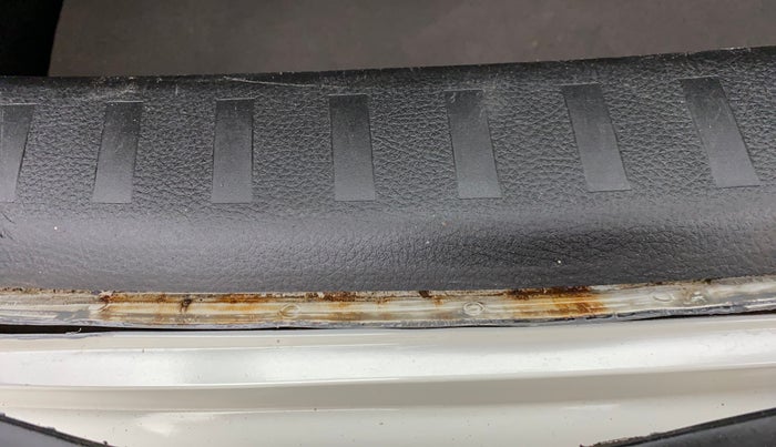 2017 Maruti Swift VXI, Petrol, Manual, 1,17,276 km, Dicky (Boot door) - Minor rust Inside Panel