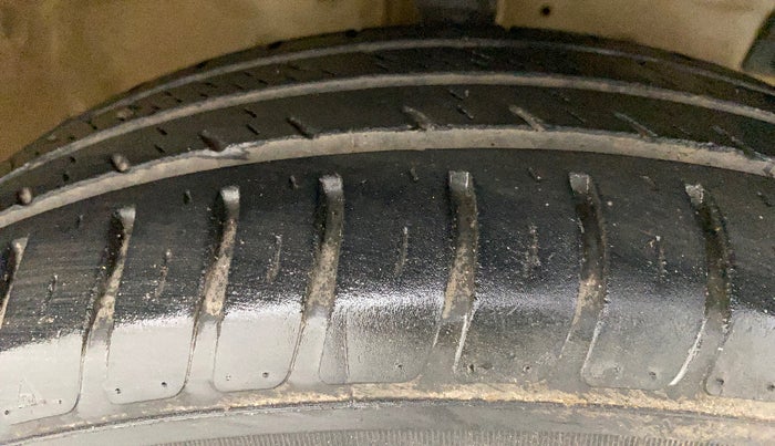 2017 Maruti Swift VXI, Petrol, Manual, 1,17,276 km, Right Front Tyre Tread