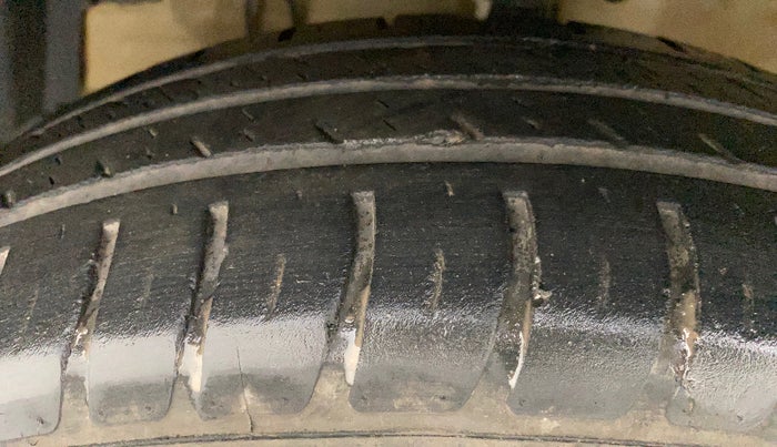 2017 Maruti Swift VXI, Petrol, Manual, 1,17,276 km, Left Front Tyre Tread
