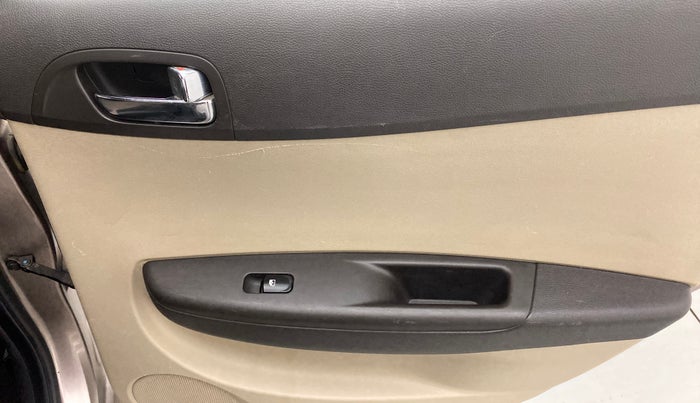 2013 Hyundai i20 ASTA 1.4 CRDI, Diesel, Manual, 71,443 km, Right rear window switch / handle - Switch/handle not functional