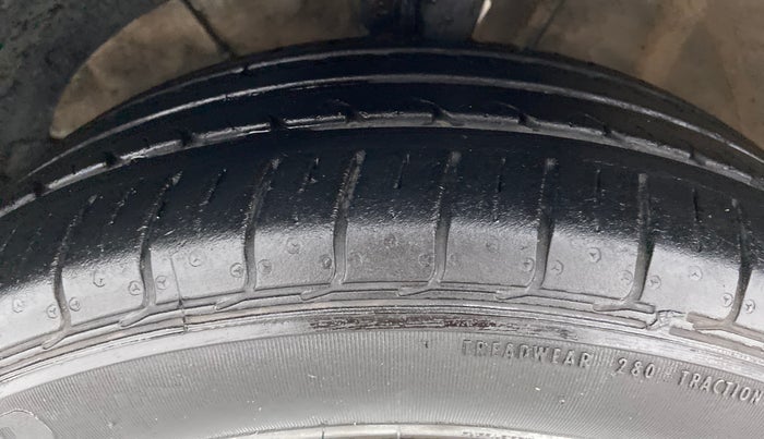 2018 Maruti Swift ZDI AMT, Diesel, Automatic, 1,14,481 km, Left Front Tyre Tread