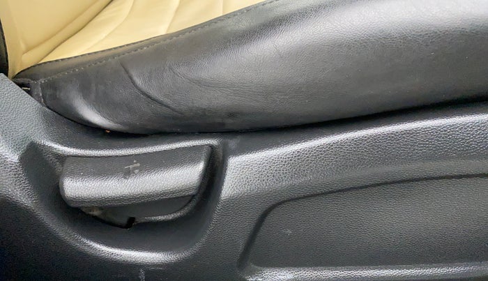 2017 Hyundai Elite i20 MAGNA 1.2, Petrol, Manual, 43,772 km, Driver Side Adjustment Panel