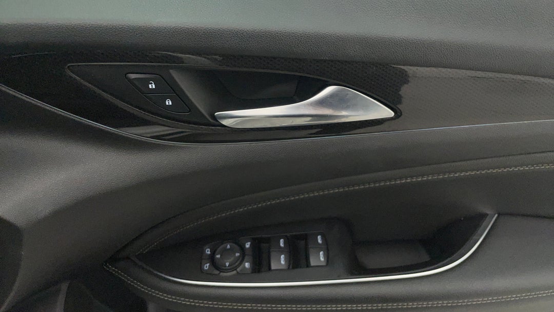 2018 Holden Commodore Rs, Automatic, 107002 km, Drivers Side Door Panel Controls